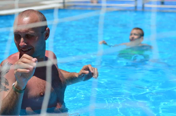 tatil su oyunları yüzme havuzunda