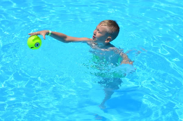 Vacances Jeux Waterpolo Dans Piscine — Photo