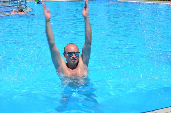 tatil su oyunları yüzme havuzunda