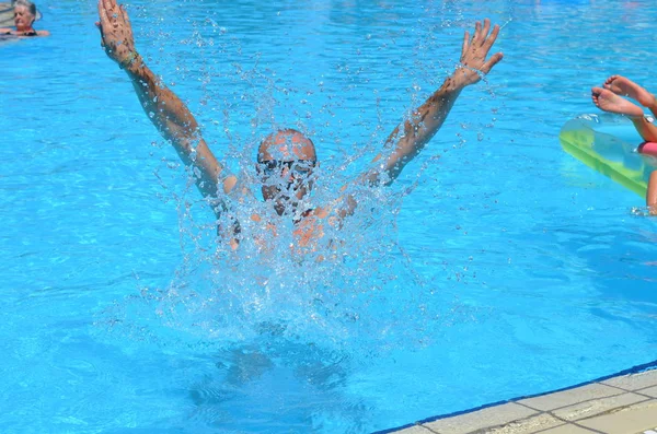 tatil su oyunları yüzme havuzunda