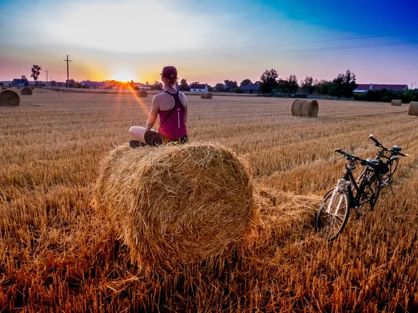 eğe üzerinde balet, yaz günbatımı