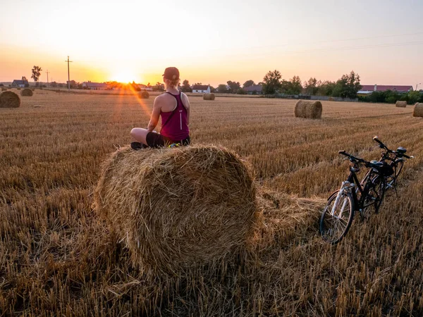 eğe üzerinde balet, yaz günbatımı