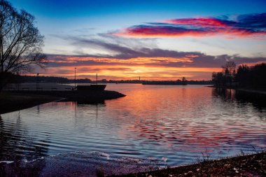 Gölde gün doğumu, tekne, renkler