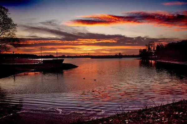 Gölde gün doğumu, tekne, renkler