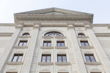 Perspektif ve simetri binada. Vintage mimarisi ile projeksiyon İmparatorluk tarzı klasik cephe. Önden görünüm yakın çekim.