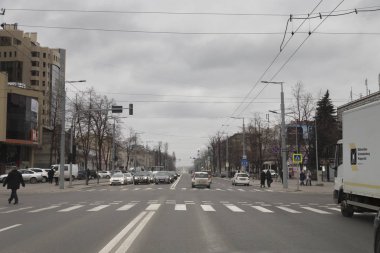Şehrin manzarası. Stefan cel Mare avenue ve Chisineu Moldova 2 Ocak yeni yıl 2018 sonra S.Lazo sokak.