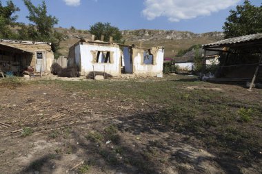 Ülkeyi terk edilmiş evde. Kırsal alanlarda Moldova için tipik görünümü.