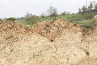 Bir kil uçurumun görünümünü. Arka plan bulanık.
