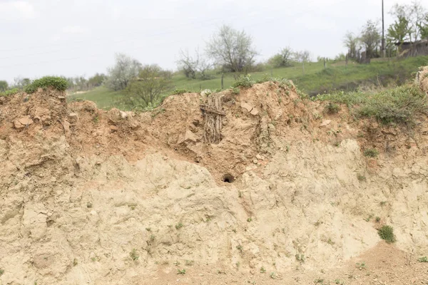 Bir kil uçurumun görünümünü. Arka plan bulanık.