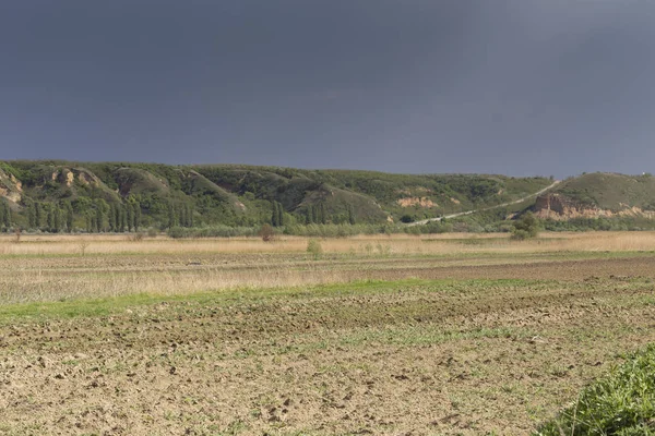 Hermoso Paisaje Rural Campo Recién Arado Una Serie Colinas Distancia — Foto de Stock