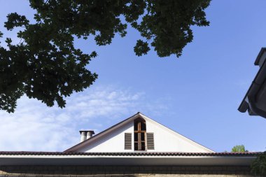 Çatıda bir tavan beyaz önü. Gül Caddesi mavi gökyüzü arka planda tiyatroyla çatısı.