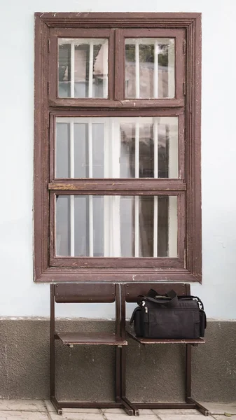 Staré Dřevěné Okno Vypadá Novém Světě Staré Okno Nachází Přední — Stock fotografie