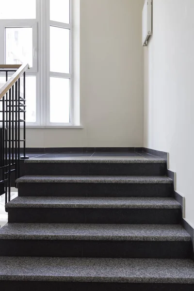 Merdiven Metal Küpeşte Ile Modern Bir Simplycity Zerafet Konut Modern — Stok fotoğraf