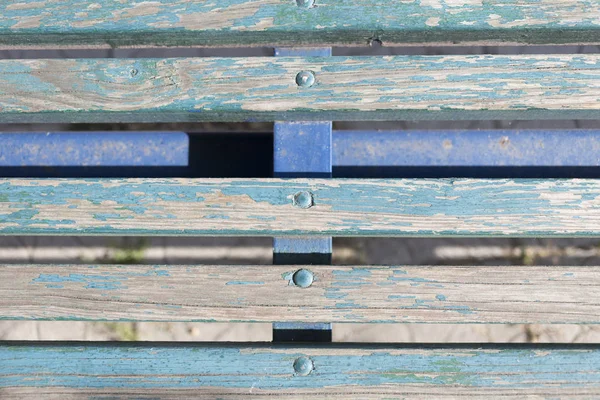 古い木製のベンチのフラグメント クローズ アップ ぼろぼろの青いペンキのフロントと古いウッド テクスチャ — ストック写真