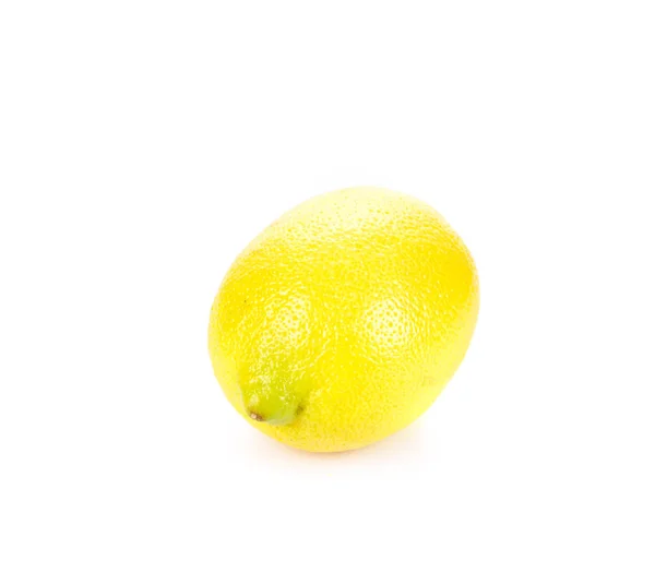 おいしい完熟レモンのクローズ アップがあります 白い背景上に孤立しています — ストック写真