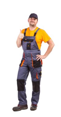 Erkek model özel giysilerle işçiler için giyinmiş. Beyaz bir arka planda izole.