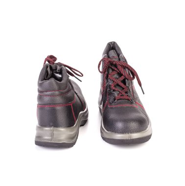 Yakın çekim bir siyah deri ile kırmızı lacec botlar. Beyaz bir arka plan üzerinde izole.