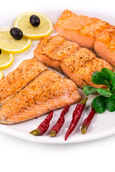 Primo Piano Salmone Arrosto Piatto Bianco Trova Uno Sfondo Bianco — Foto Stock