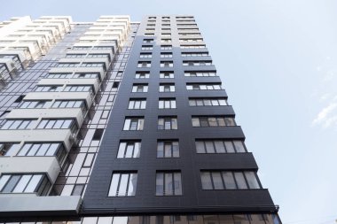 Çok katlı binası modern cephe. Bir çok katlı binada Moldova Chisinau Cumhuriyeti çağdaş mimarisi.