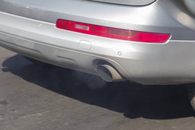 Motorlu taşıtlar havadaki şehirlerde kirletiyor. Duman egzoz borusu gezisi.