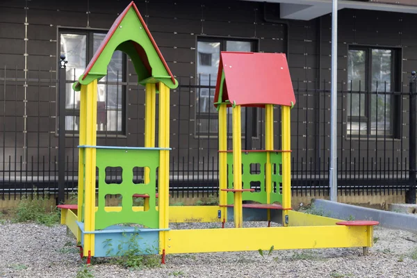 Pátio Moderno Novo Edifício Habitacional Parque Infantil Colorido Para Crianças — Fotografia de Stock