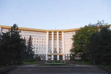 Şehrin ana caddesi güzel sabah. Stefan Cel Mare Caddesi yakınında Moldova Cumhuriyeti Büyük Millet Meclisi.