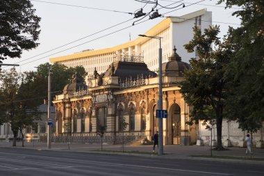 Şehrin ana caddesi güzel sabah. Stefan Cel Mare Caddesi yakınında house of Hertsa ve Moldova Cumhuriyeti Büyük Millet Meclisi.