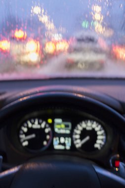 Noel ışık gece güzel bulanıklık ve bokeh görüntüleri. Cumhuriyet Moldova Chisinau gece sokaklarında.