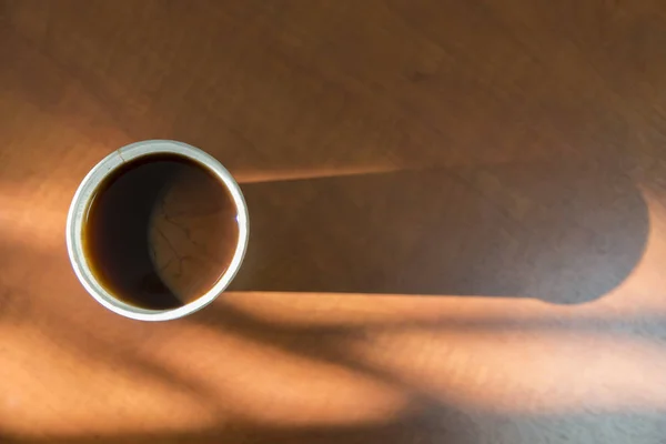 Draufsicht Auf Eine Papptasse Schwarzen Kaffees Befindet Sich Auf Einer — Stockfoto