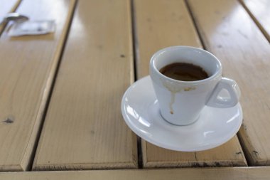 Beyaz fincan kahve ahşap masa üzerinde. Yakın çekim.