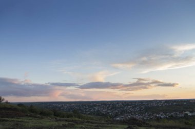 Güzel bir akşam görünümüne Chisinau banliyösünde. Bulutlar gökyüzü üzerinde değildir.