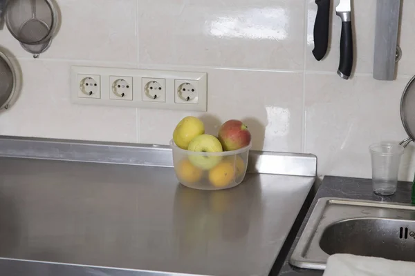 Jede Menge Äpfel Einer Plastikschüssel Befindet Sich Auf Einer Metallischen — Stockfoto