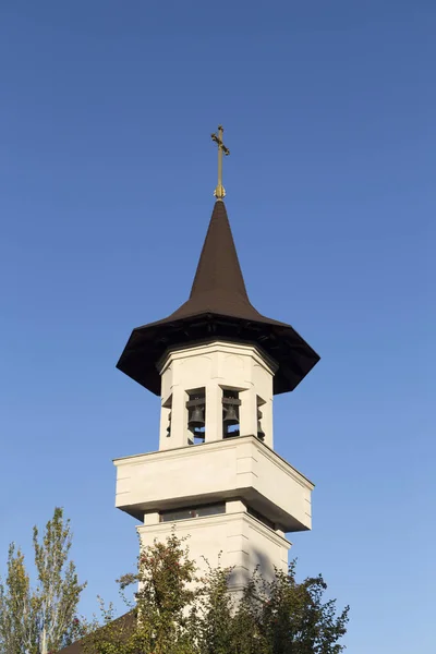 青空の背景で塔の鐘 これはモルドバとルーマニアの正統派教会を建築の一種です — ストック写真