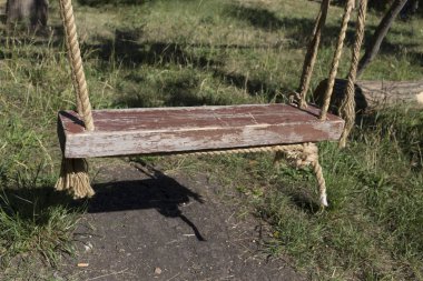 Çocuklar parkta eski vintage salıncak. Yakın çekim.