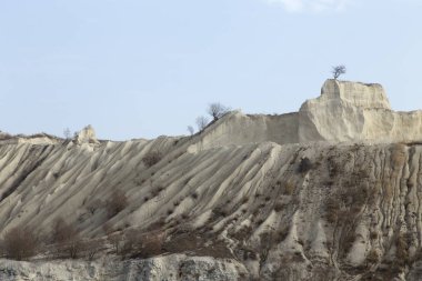 Kalker ocağı ile güzel bir mavi gökyüzü. Sanayi peyzaj.