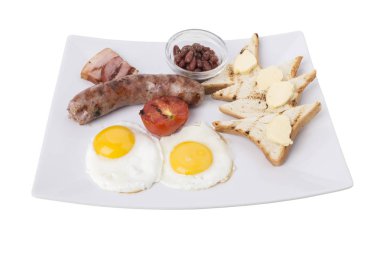 Sucuk ve pastırma ile İngiliz kahvaltısı. Beyaz bir arka planda izole.
