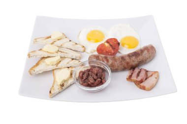 Sucuk ve pastırma ile İngiliz kahvaltısı. Beyaz bir arka planda izole.