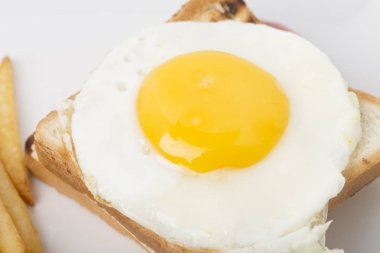 Jambon ve peynirli sandviç parçası. Yakın çekim.