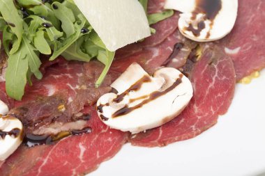 Parmesan peyniri ile bir carpaccio et parçası. Yakın çekim.
