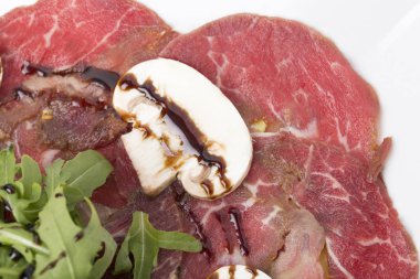 Parmesan peyniri ile bir carpaccio et parçası. Yakın çekim.