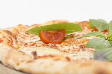 Bir pizza margherita dal bazilika ile parçası. Beyaz bir arka planda izole. Yakın çekim.