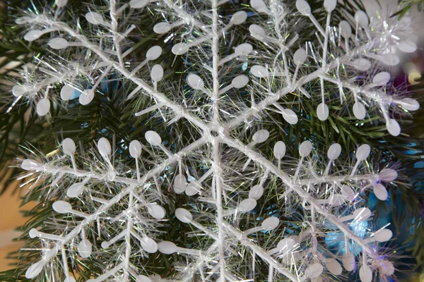 银杉枝中的人造大雪花 — 图库照片