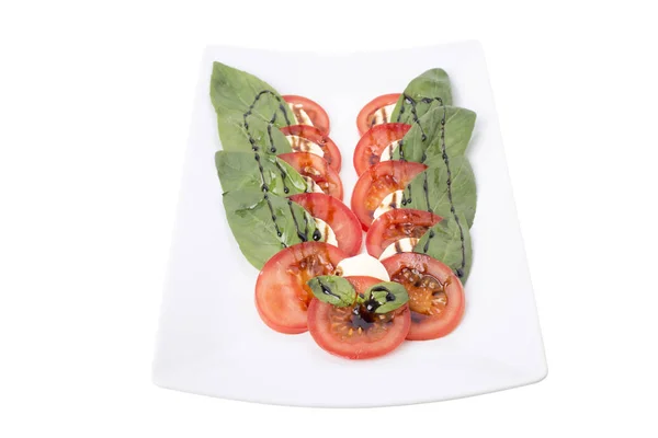 番茄和马苏雷拉 盘子里有罗勒叶 它被隔离在白色背景 — 图库照片