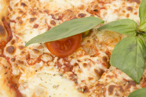 Fragmento Una Pizza Margherita Con Ramita Basilic Está Aislado Fondo —  Fotos de Stock