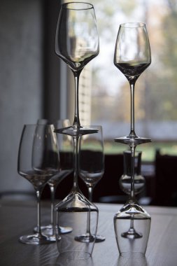 Satır bir eşiğinde şarap gözlük. Arka plan bulanık.