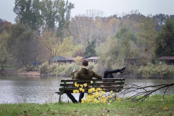 Romantický Pár Lavičce Jezera Podzim Botanická Zahrada Kišiněvě — Stock fotografie