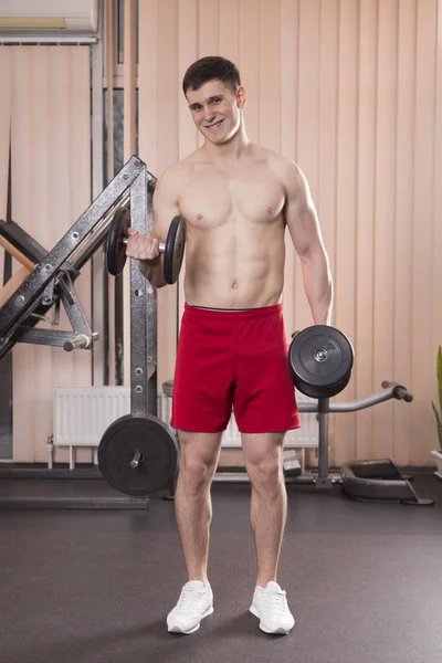 Hombre Joven Flexionando Músculos Con Barra Gimnasio Primer Plano — Foto de Stock