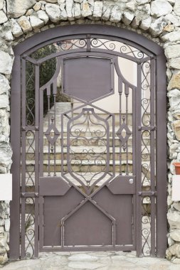 Vintage Iron gate bir taş çit içinde.