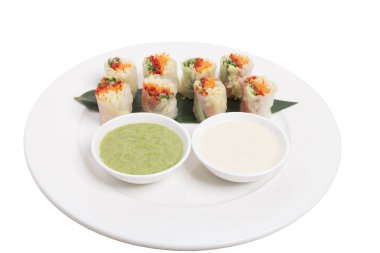 Vejetaryen böreği iki baharatlı sos ile.