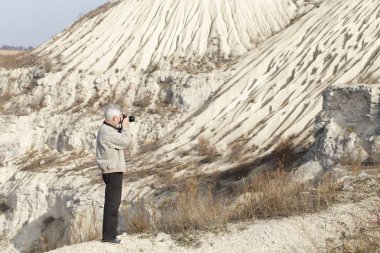 Fotoğrafçı bir manzara çekim yapıyor.